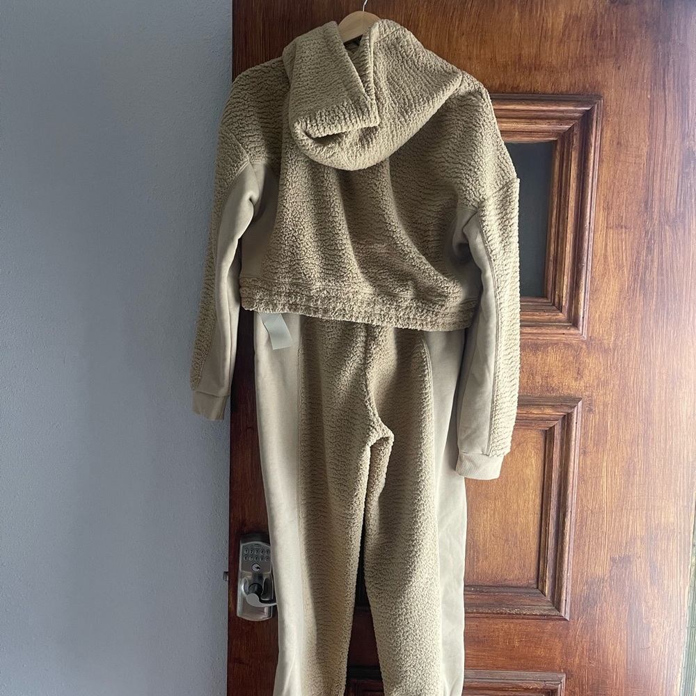NWT Mono B Tan Bear Hug Lounge Set - Picture 2 of 14